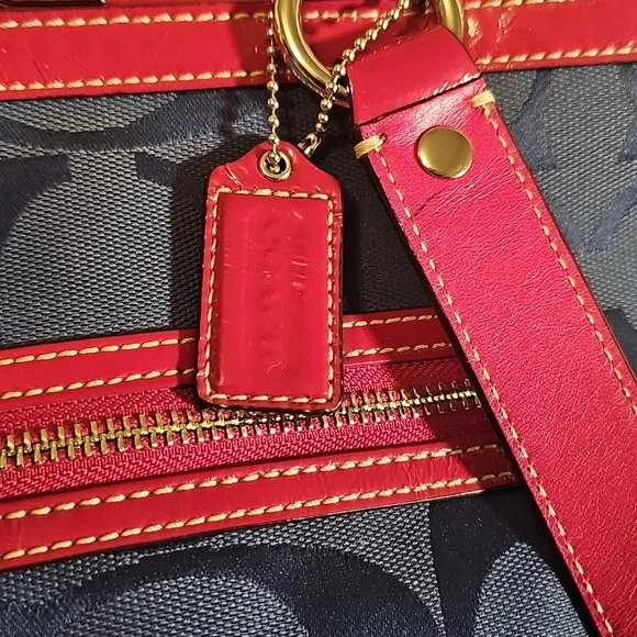 Coach Laura Kisslock 14940 GUC - Picture 2 of 12